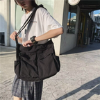 Schultertasche mit Faltendesign