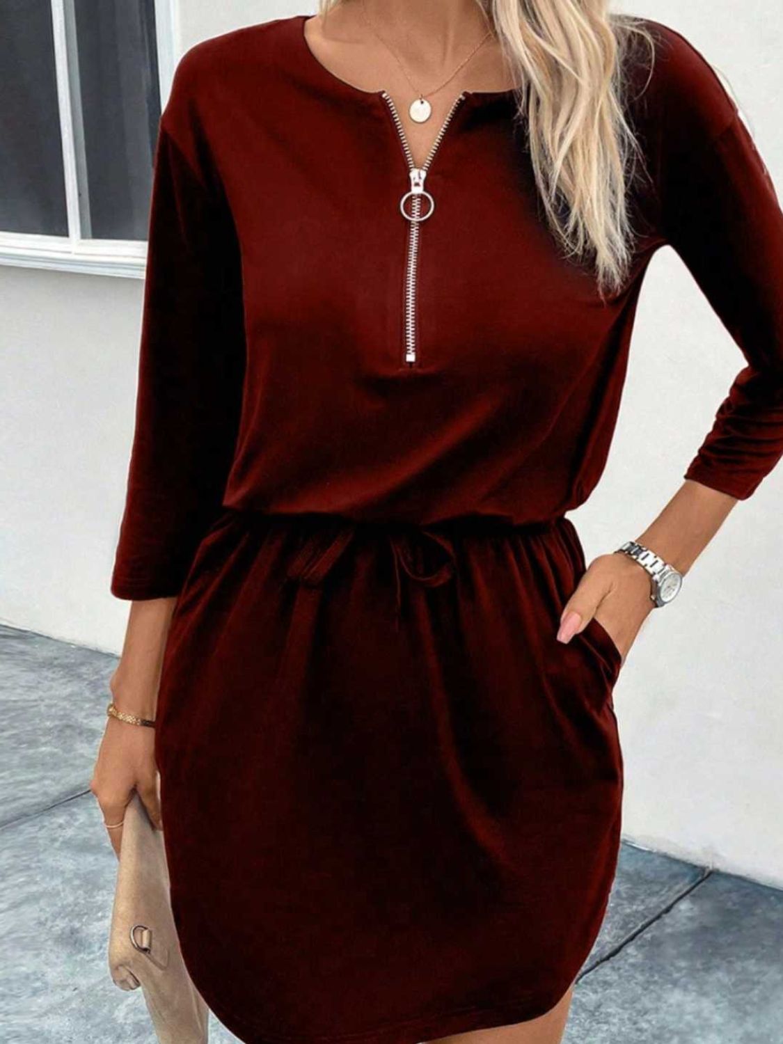 Robe cripes avec col zippé et ceinture