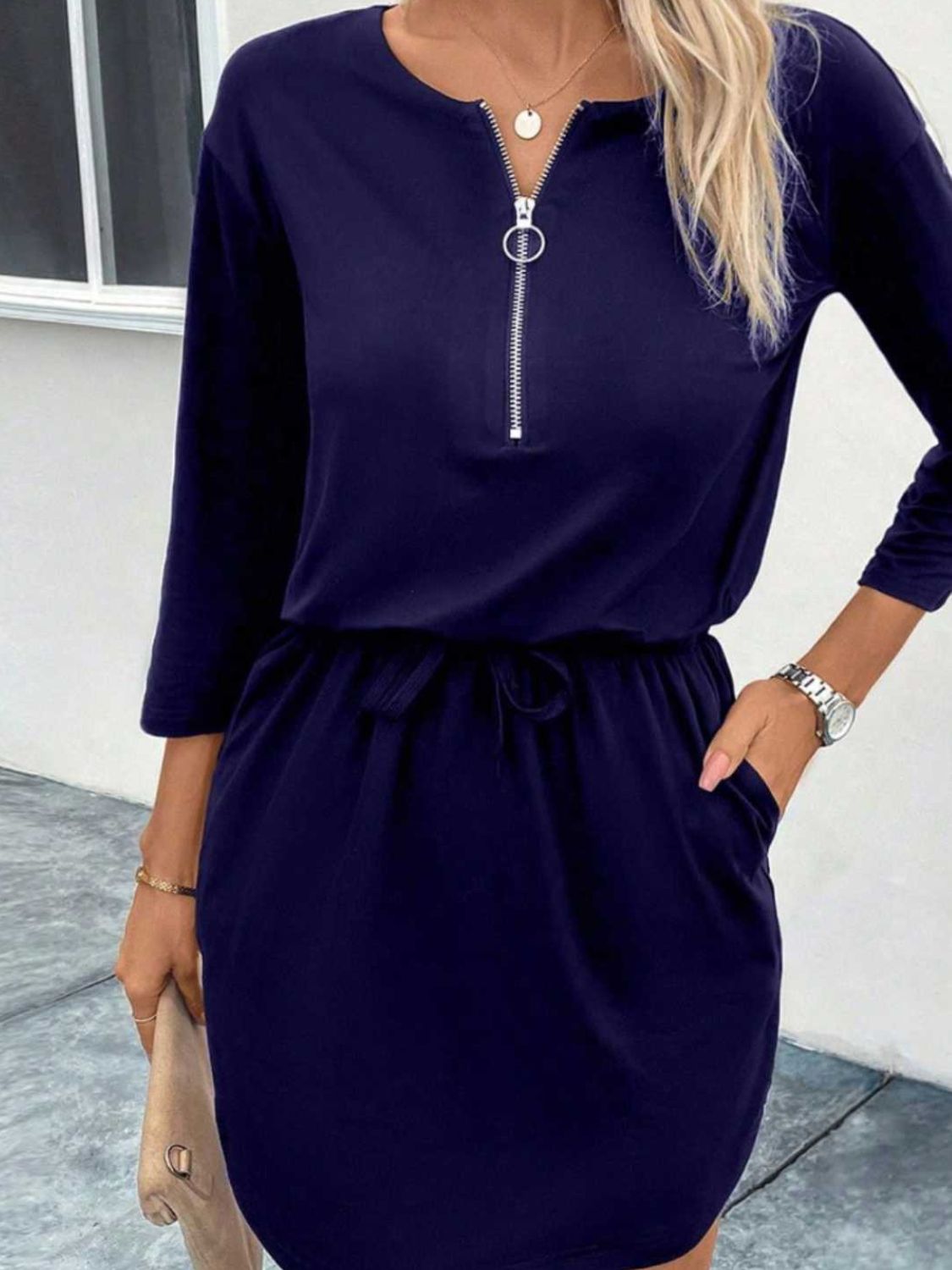 Robe cripes avec col zippé et ceinture