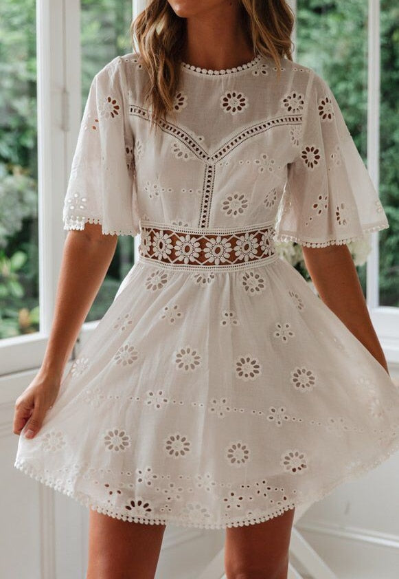 Robe en coton brodé