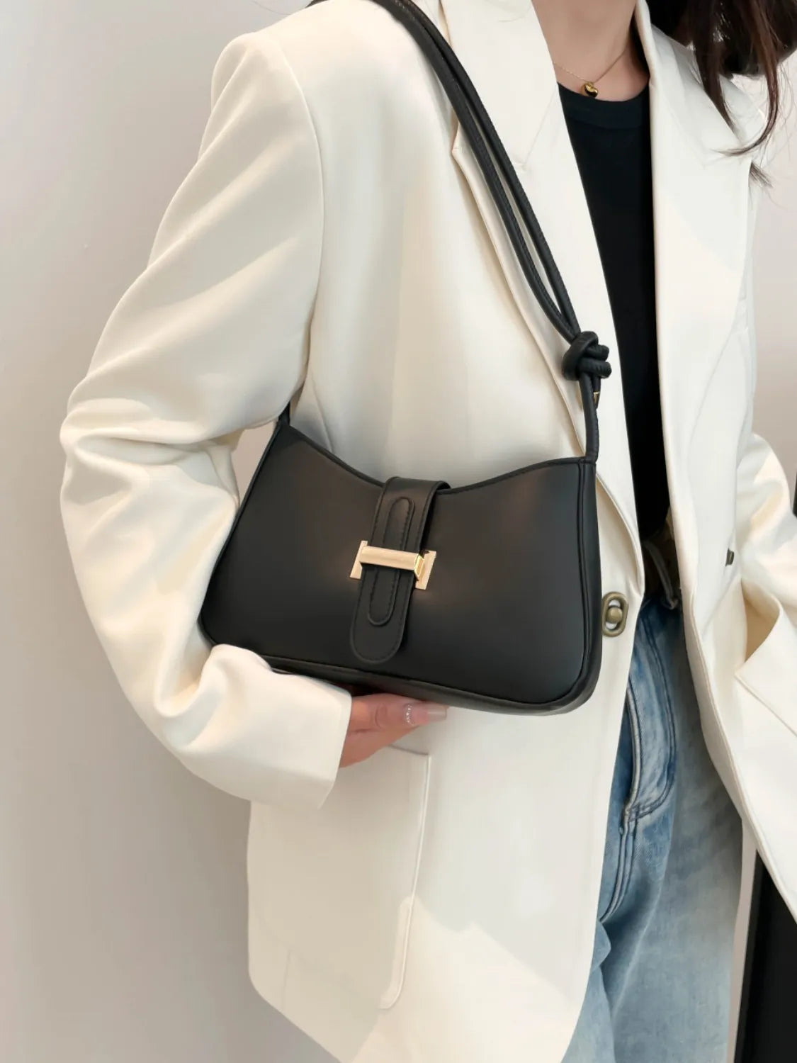 Klassische Schnallen-Schultertasche