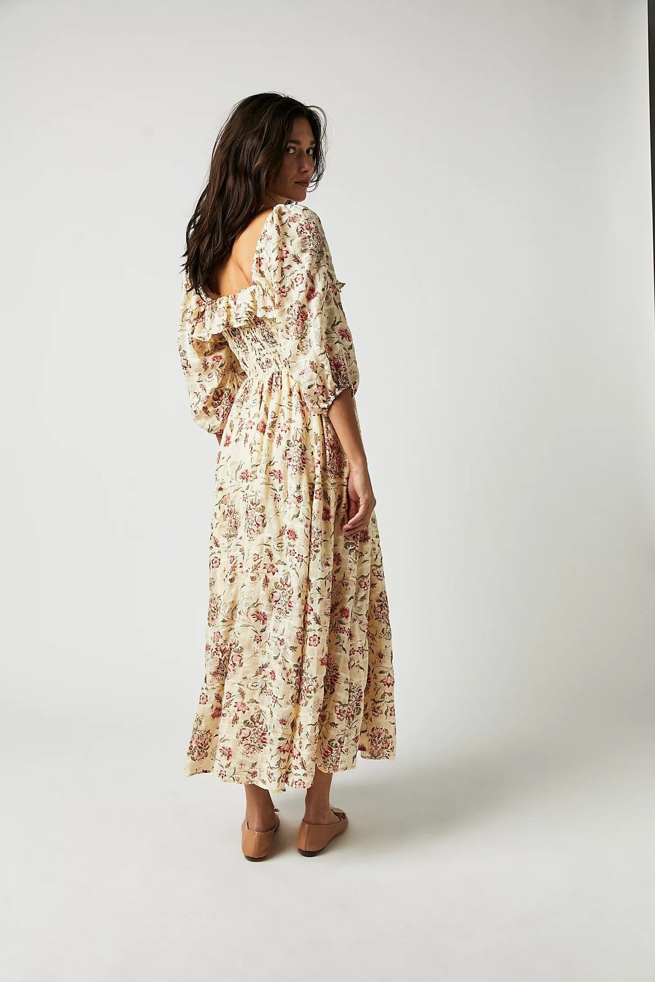 Robe midi imprimée avec haut froncé et volants