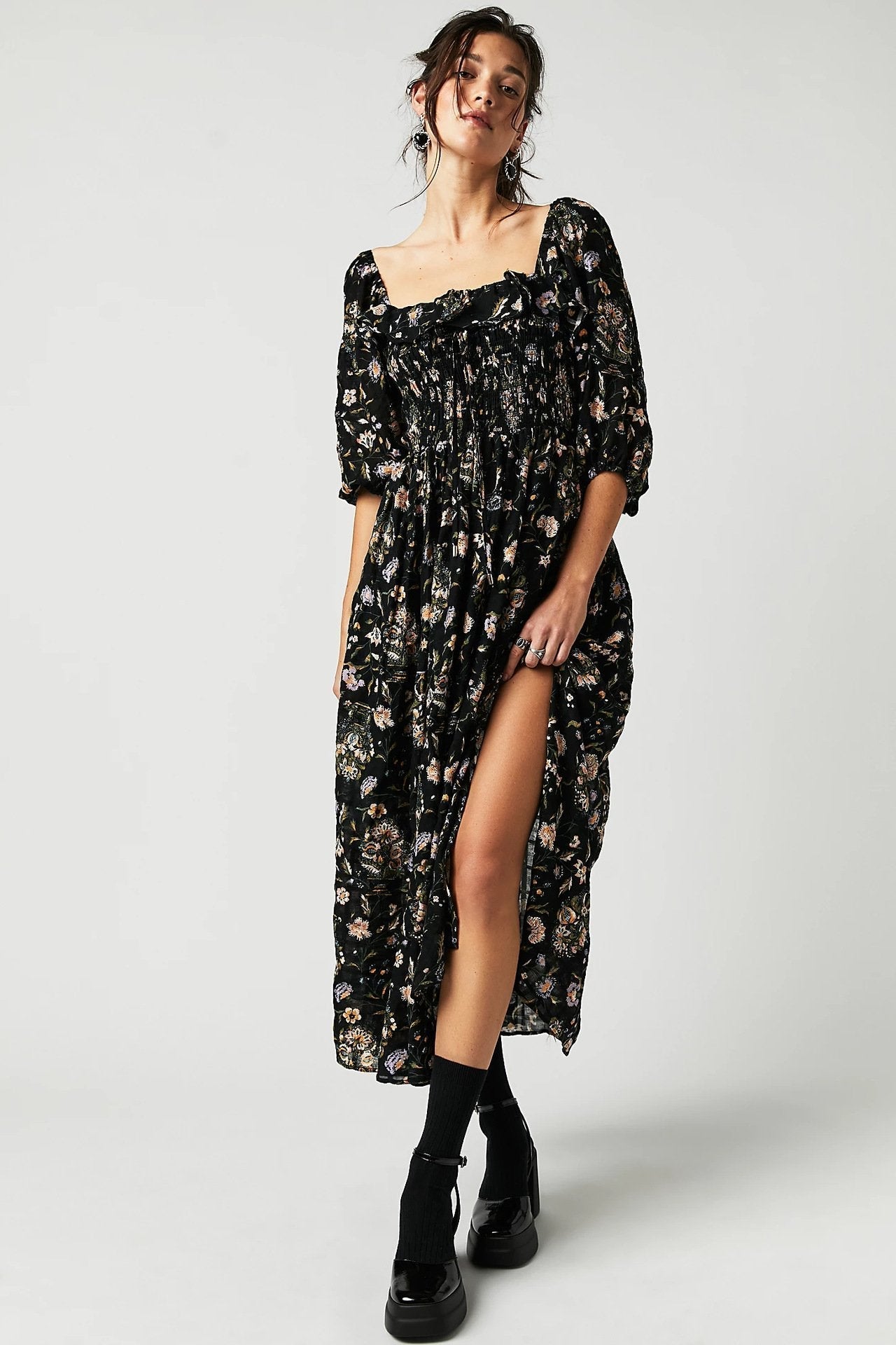 Robe midi imprimée avec haut froncé et volants