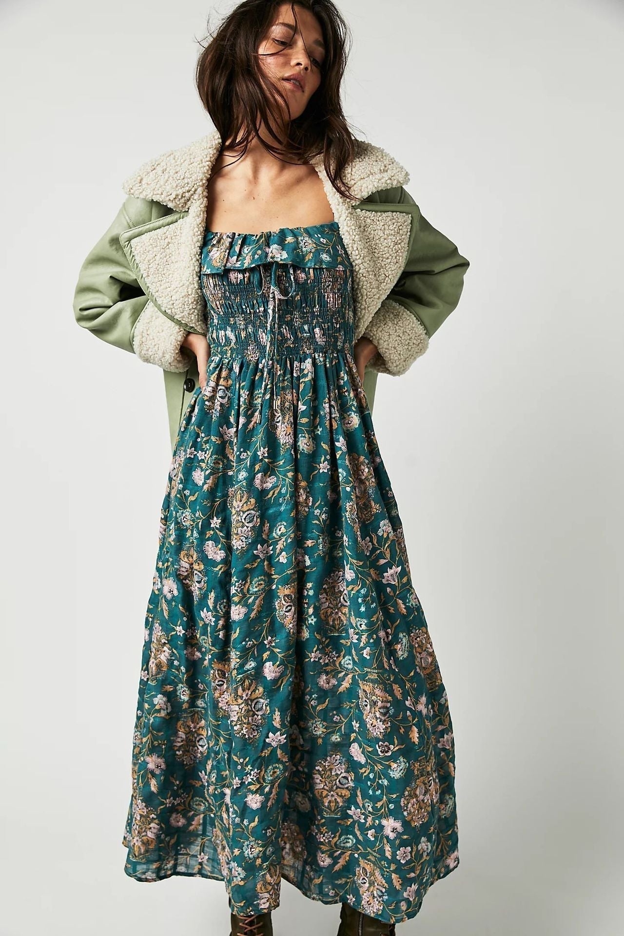 Robe midi imprimée avec haut froncé et volants