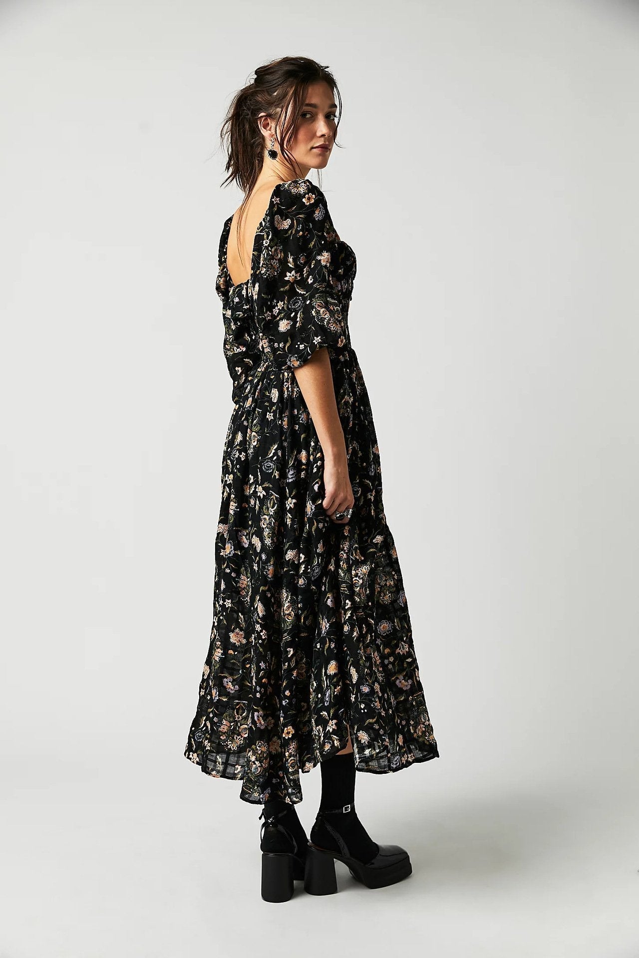 Robe midi imprimée avec haut froncé et volants