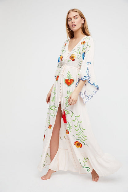 Robe brodée à lacets et décolleté en V