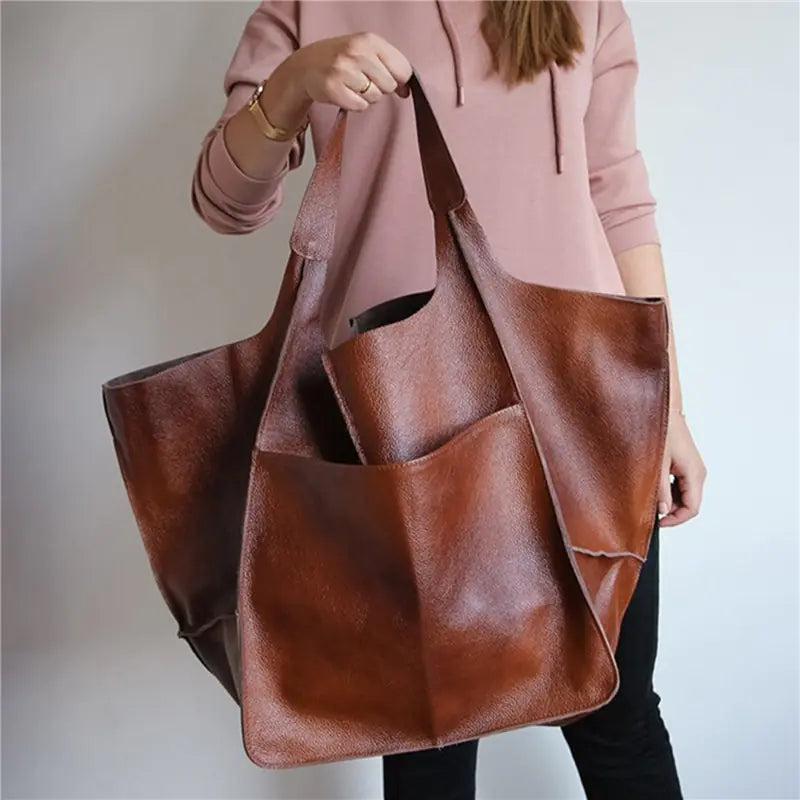 Essential Versatility von Clare - Urban Leder Tote Bag