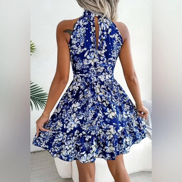 Robe trapèze florale à nouer à la taille et ourlet à volants