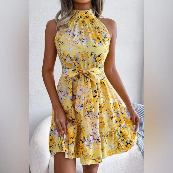 Robe trapèze florale à nouer à la taille et ourlet à volants