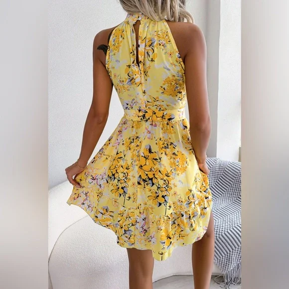 Robe trapèze florale à nouer à la taille et ourlet à volants