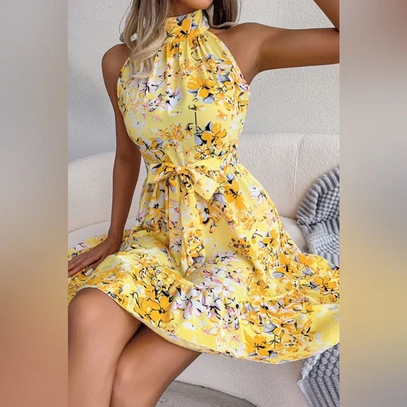 Robe trapèze florale à nouer à la taille et ourlet à volants