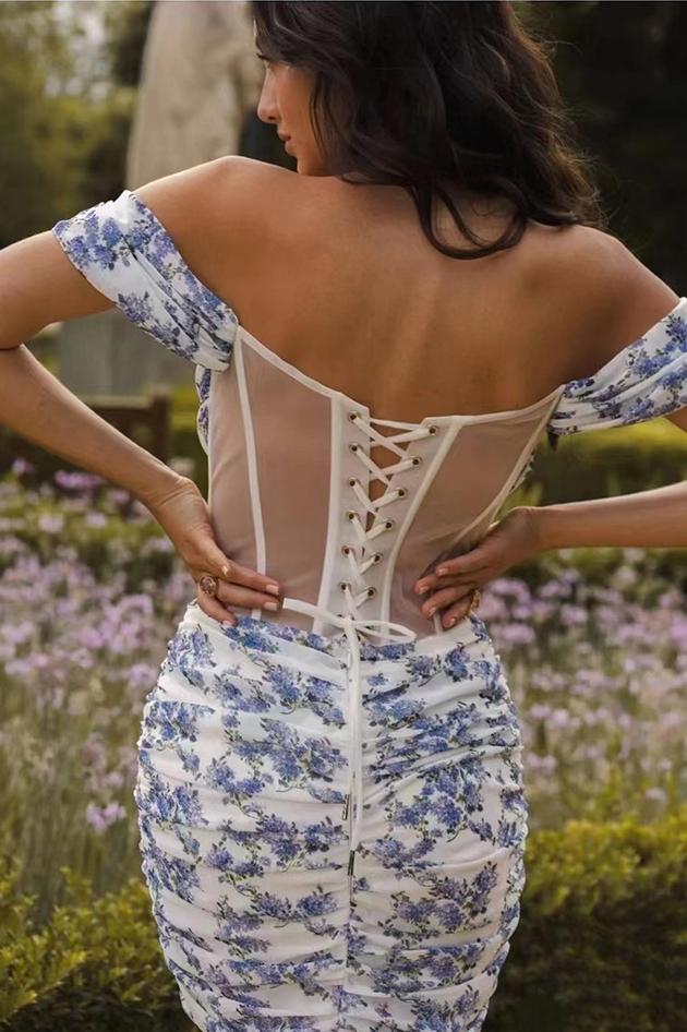 Mini-robe corsetée imprimée sur les épaules