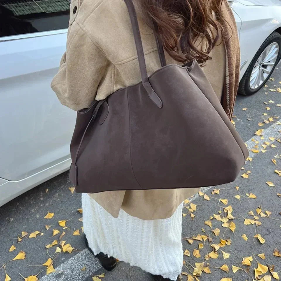 Große Wildleder Schultertasche, Damentasche für die Arbeit mit Bindungsdetail