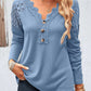 Elegante blouse met een spitsvormige kanten halslijn