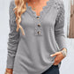 Elegante blouse met een spitsvormige kanten halslijn