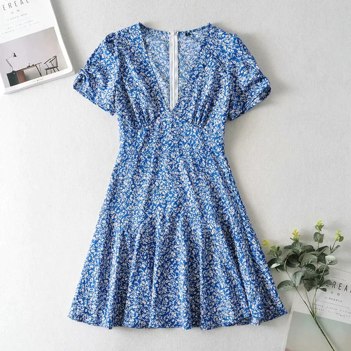 Kiersten | DAMES JURK MET BLAUWE BLOEMENPRINT VOOR DE ZOMER EN HET STRAND