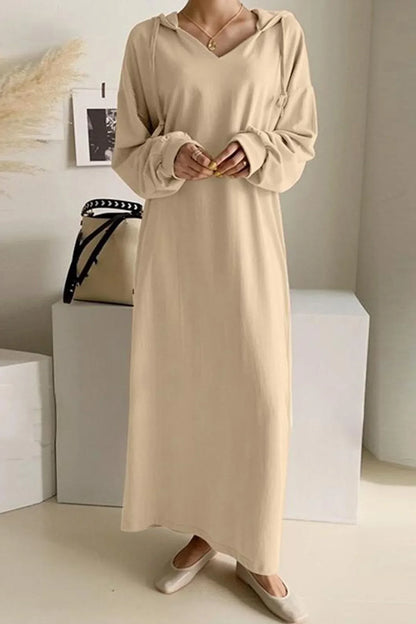 Robe avec capuche et cordon de serrage avec décolleté en V
