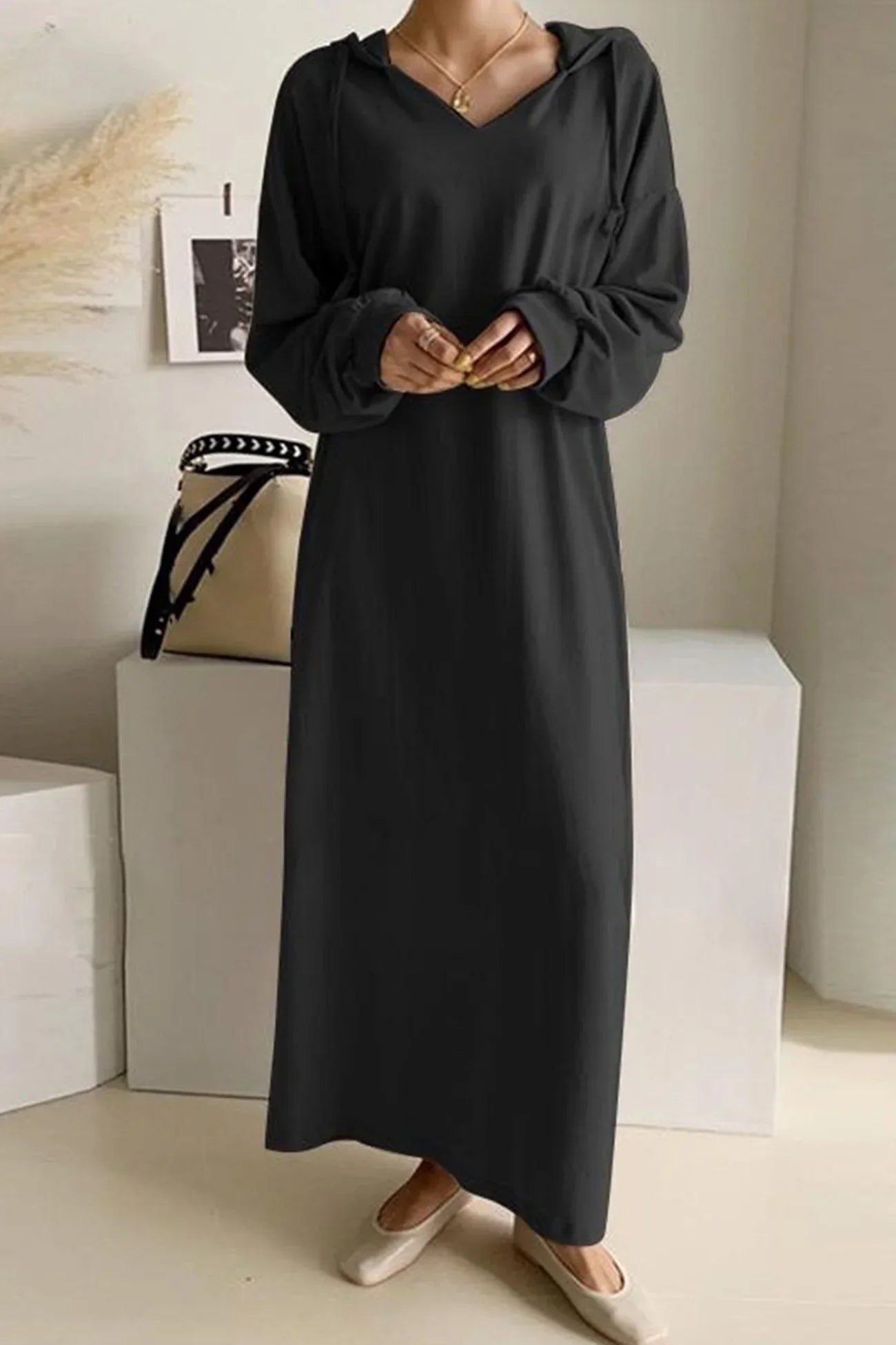 Robe avec capuche et cordon de serrage avec décolleté en V