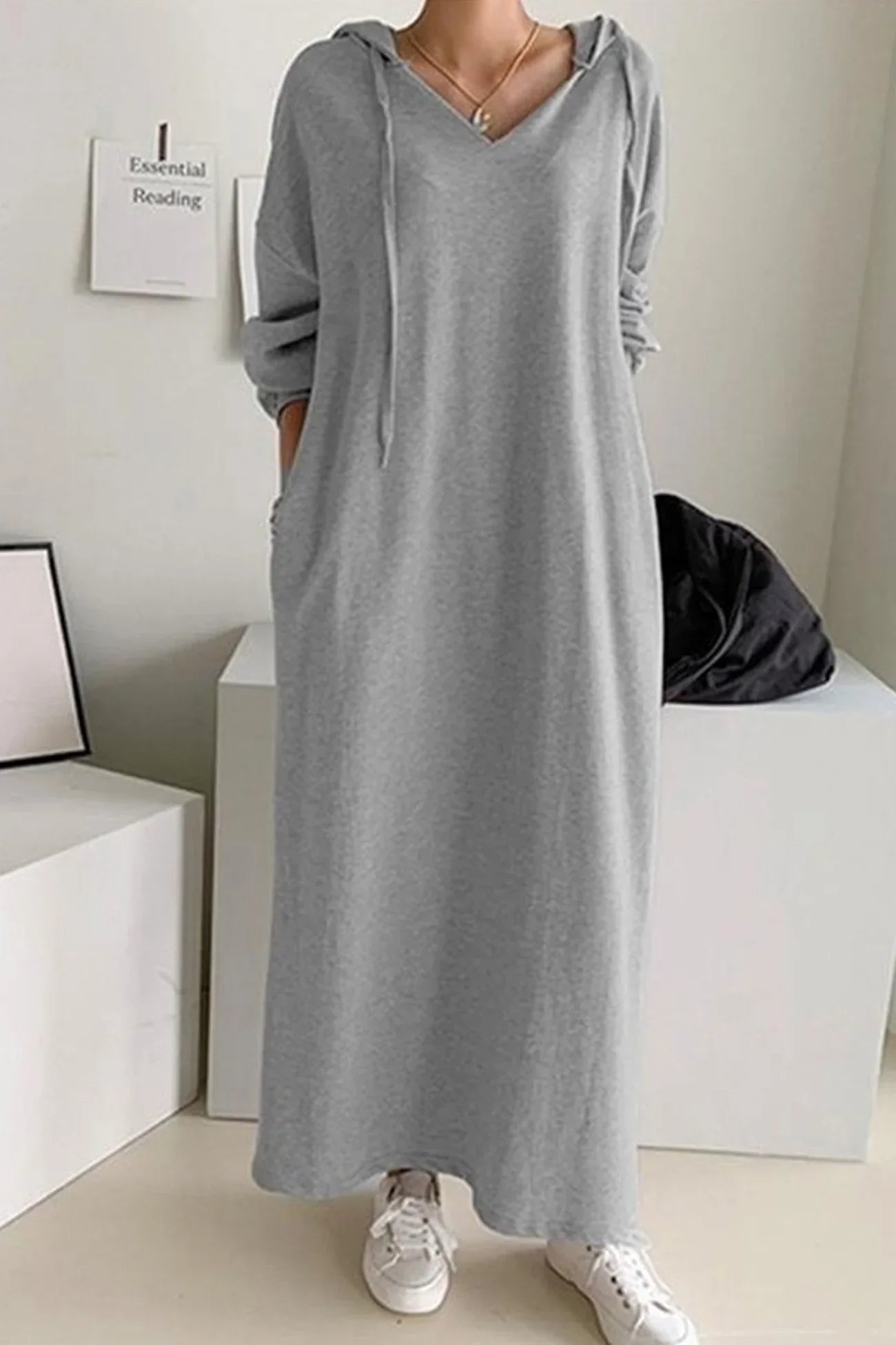 Robe avec capuche et cordon de serrage avec décolleté en V
